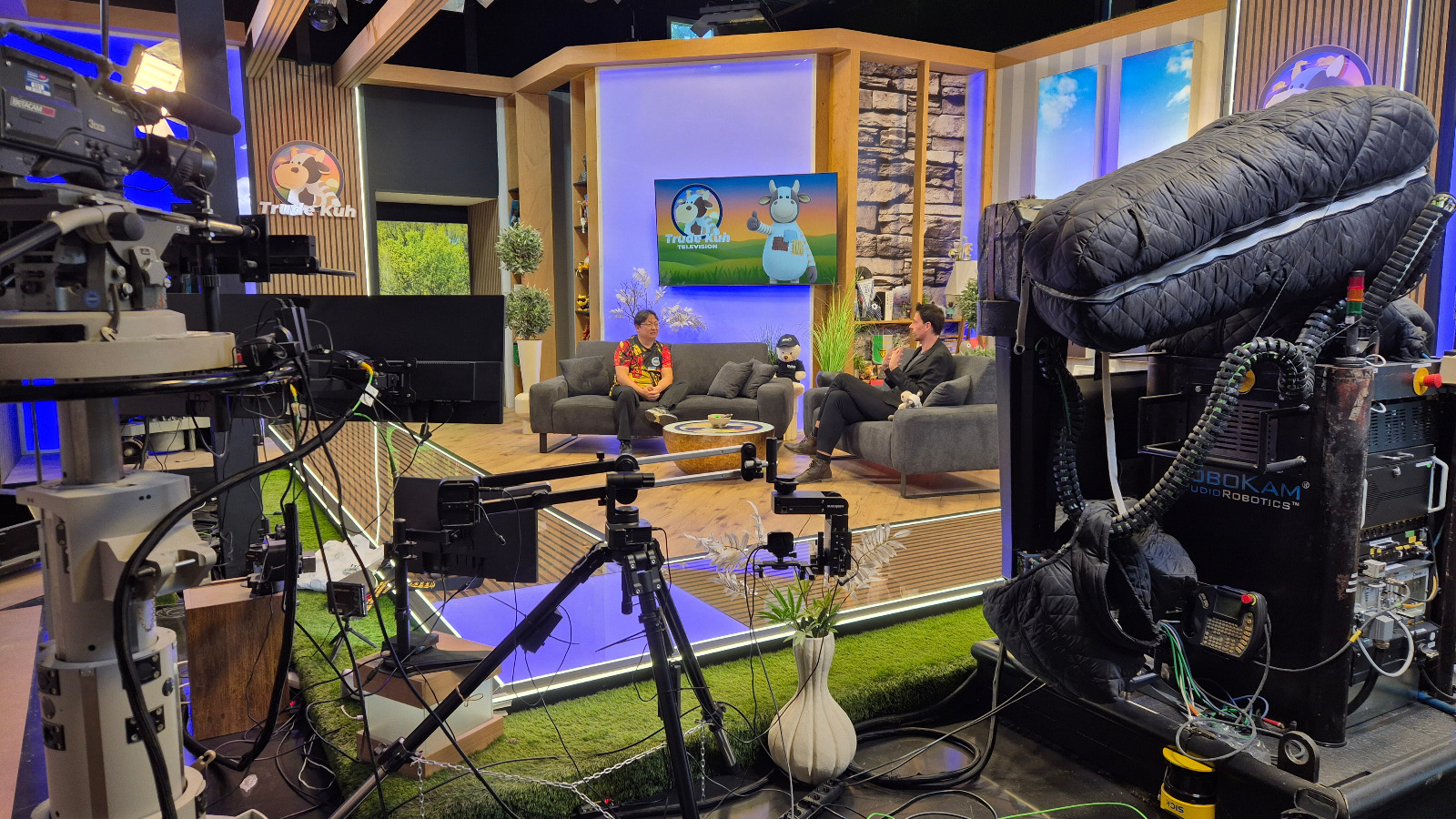 Pavel Tyan im Interview auf einem Sofa im Studio von Trude Kuh Television